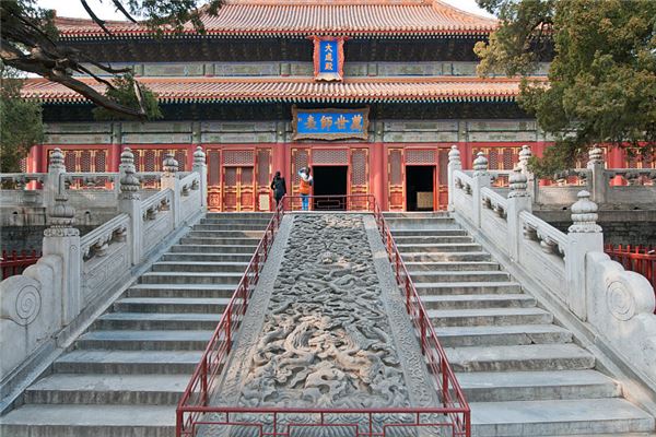 梦见在庙门外