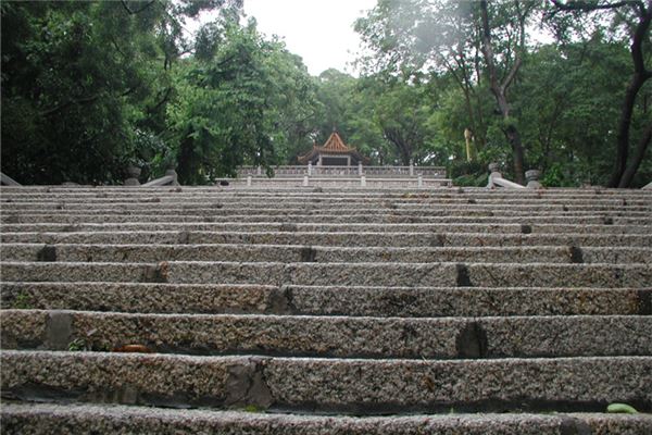 梦见爬楼梯很陡好害怕